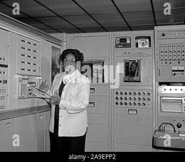 Mary Jackson bei der Arbeit. 1958 Mary Jackson wurde die NASA erste schwarze Ingenieurin. Stockfoto