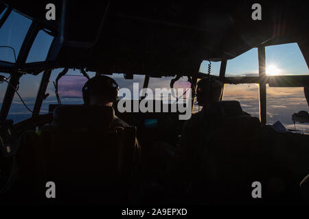 Flugbesatzungsmitglieder im Cockpit eines US Air Force MC-130J Commando II aus der 352 Special Operations Wing an RAF Mildenhall in Suffolk, während der Übung Point Blank. Stockfoto