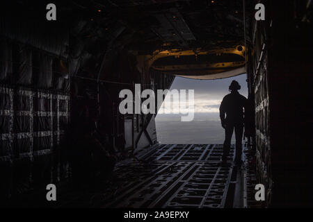 Ein lademeister blickt von der Rampe an Bord eines US Air Force MC-130J Commando II aus der 352 Special Operations Wing basiert auf RAF Mildenhall in Suffolk, während der Übung Point Blank. Stockfoto