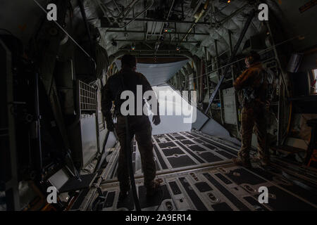 Loadmasters an Bord eines US Air Force MC-130J Commando II aus der 352 Special Operations Wing basiert auf RAF Mildenhall in Suffolk, bereiten CV-22 Osprey's zu tanken, wie Sie tief über der Nordsee während der Übung Point Blank fliegen. Stockfoto