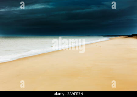 Dunkle Wolken über dem Strand Stockfoto