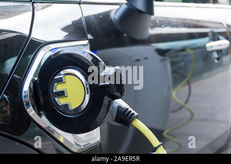 Ein elektrisches Auto auf einer Straße in London wieder aufgeladen, Großbritannien Stockfoto