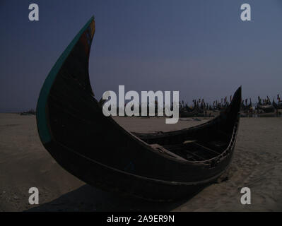 Eine Flotte von Moonboats zurück zum Ufer nach dem Fischen der Küstengewässer in Cox's Bazar Strand Stockfoto