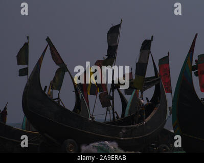 Eine Flotte von Moonboats zurück zum Ufer nach dem Fischen der Küstengewässer in Cox's Bazar Strand Stockfoto