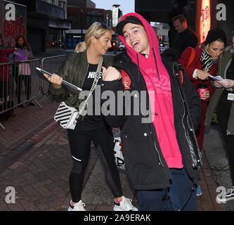 Safran Barker (links) und AJ Pritchard kommen an Blackpool Tower Ballsaal vor der Blackpool streng Come Dancing Show dieses Wochenende. Stockfoto