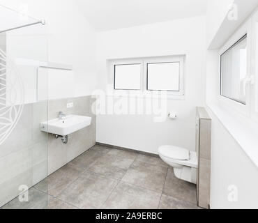 Modernes Badezimmer Stockfoto