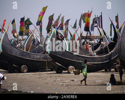 Eine Flotte von Moonboats zurück zum Ufer nach dem Fischen der Küstengewässer in Cox's Bazar Strand Stockfoto