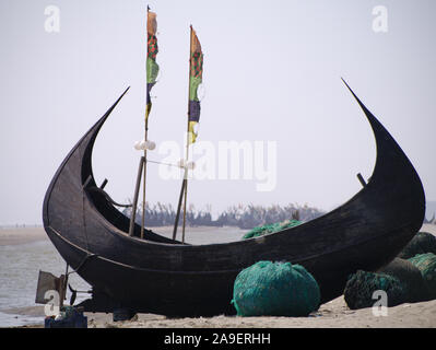 Eine Flotte von Moonboats zurück zum Ufer nach dem Fischen der Küstengewässer in Cox's Bazar Strand Stockfoto