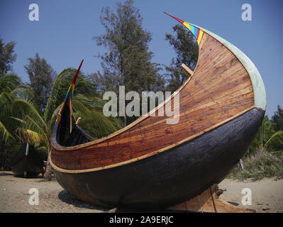 Eine Flotte von Moonboats zurück zum Ufer nach dem Fischen der Küstengewässer in Cox's Bazar Strand Stockfoto