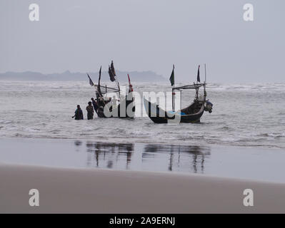 Zwei Moonboats zurück zum Ufer nach dem Fischen der Küstengewässer in Cox's Bazar Strand Stockfoto