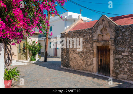 Kritsa traditionellen kretischen Dorf mit aus Stein gebaute Kirche, engen Gasse und Häuser mit Bougainvillea, in der Nähe von Agios Nikolaos. Kreta, Griechenland Stockfoto