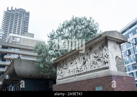 Überlebende Bryer & Söhne Fries, am Eingang des Barbican Estate, die den schweren Bombardierungen am Abend des 29. Dezember 1940 bestanden Stockfoto