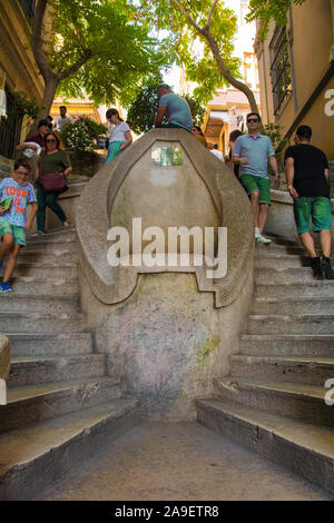 Istanbul, Türkei - 8. September 2019. Touristen und Einheimische mit dem Jugendstil Kamondo Treppen im Stadtteil Galata von Beyoglu, Istanbul Stockfoto