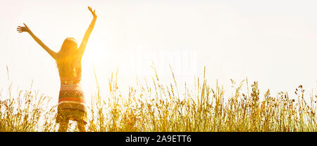 Frau in der Wiese Stockfoto