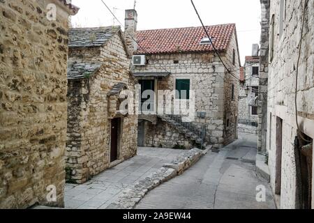 Alte Häuser und Kirche in Varos, Split, Kroatien Stockfoto