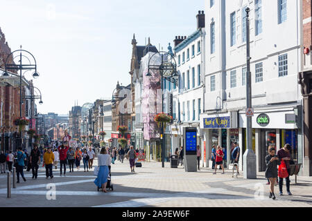 Fußgängerzone Briggate Shopping Street, Leeds, West Yorkshire, England, Vereinigtes Königreich Stockfoto