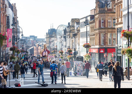 Fußgängerzone Briggate Shopping Street, Leeds, West Yorkshire, England, Vereinigtes Königreich Stockfoto