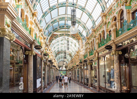 Viktorianische Grafschaft Arcade Innenraum, Victoria Quarter, Leeds, West Yorkshire, England, Großbritannien Stockfoto