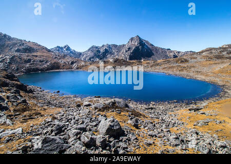 Einer der großen Seen in Gosaikunda, von Suryakunda aus gesehen, auf 4610m über dem Meeresspiegel Stockfoto