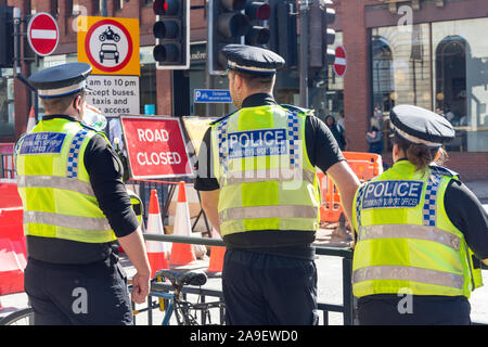 Die Unterstützung der Gemeinschaft Polizeibeamte im Stadtzentrum, Leeds, West Yorkshire, England, Großbritannien Stockfoto