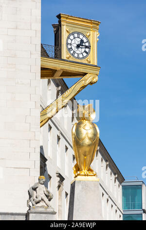 Thorp's Goldene Eule und die Uhr auf dem East Wing, Leeds Civic Hall Gebäude, Millenniums Square, Leeds, West Yorkshire, England, Großbritannien Stockfoto