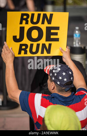 Los Angeles, Kalifornien, USA. 14 Nov, 2019. Die Menschen erwarten die Ankunft des Präsidentschaftskandidaten Biden während seiner Kampagne Rallye am Los Angeles Trade Technical College. Credit: Justin L. Stewart/ZUMA Draht/Alamy leben Nachrichten Stockfoto