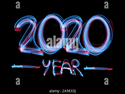 2020 in Neon Multi Color Design, parallele Linien Muster auf schwarzen Hintergrund. Urlaub, Feiern, Nacht, Silvester und Weihnachten Veranstaltung, helle Farben. Copyspace, Werbung. Stockfoto