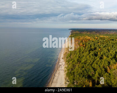 Antenne drone Ansicht von Karkle, Litauen Ostsee Strand Küste in der Nähe von weltberühmten Touristenattraktion spot des Holländers Kappe Stockfoto