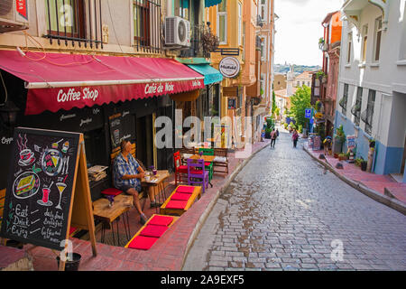 Istanbul, Türkei - 6. September 2019. Ein Tourist genießt Kaffee in einem Café in einer kleinen Straße in der kabatas Viertel Beyoglu auf der europäischen Seite ist Stockfoto