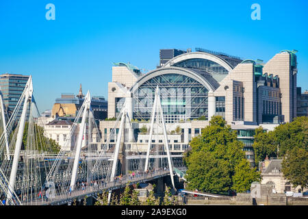 London, Großbritannien - 22 September, 19 - Hungerford Brücke und Golden Jubilee Bridges mit dem Fluss Seite von Charing Cross Station im Hintergrund Stockfoto