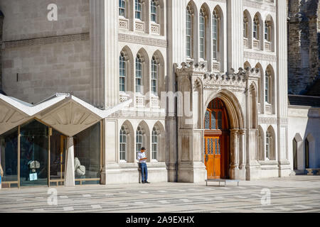 London, Großbritannien - 22 September, 2019 - Vordere Tür der Guildhall, ein altes Rathaus, mit einem nicht identifizierten Mann draußen stehen Stockfoto