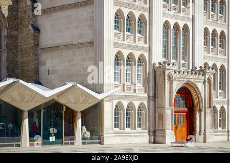 Vordere Tür der Guildhall, ein Altes Rathaus in der City von London Stockfoto