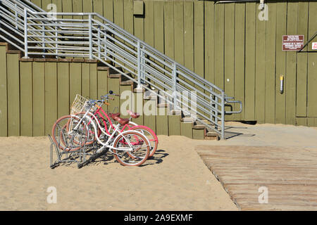 Fahrräder in Santa Monica Beach im Winter geparkt. Stockfoto