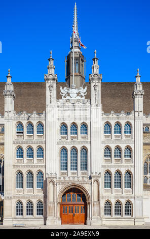 Fassade der Guildhall in London, England gegen einen wolkenlosen Himmel Stockfoto