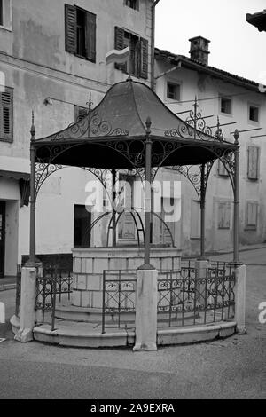 Dorfbrunnen in der Mitte des Miren kleiner Ort in Slowenien Stockfoto