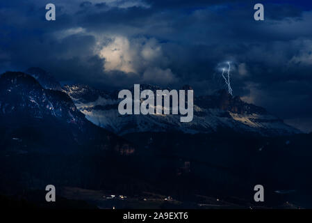 Sturm in der alpinen Bergwelt und Blitz. Stockfoto