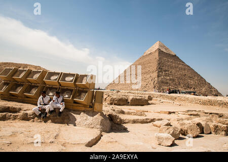 Gizeh, Kairo, Ägypten, 2. Mai 2008: zwei Polizisten von der Outdoor Reflektor leuchtet in der Nähe der Pyramide von Gizeh Khafre auf der Hochebene in der Nähe von Kairo. Stockfoto