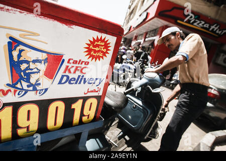 Kairo, Ägypten, 3. Mai 2008: ein Mann arbeitet auf seinem KFC Lieferung Motorrad in der Innenstadt von Kairo. Stockfoto