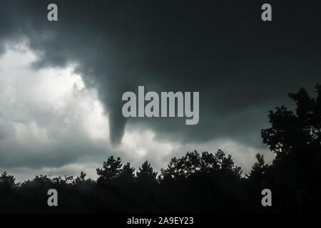 Niederösterreich - Juni 4, 2008: ein Tornado Formen in der Landschaft von Niederösterreich zwischen Graz und Wiener Neustadt. Stockfoto