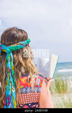 Frau mit Buch Stockfoto