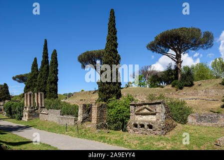 Pompei. Italien. Archäologische Stätte von Pompeji. Nekropole von Porta Nocera (Nuceria Tor) und Reste der Stadtmauer (cinta muraria) im Bac Stockfoto