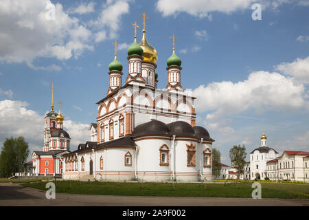 Restaurierte Tempel der alten Trinity-Varnitsky Kloster. Trinity Cathedral mit Glockenturm (rot) und St. Sergius von radonezh Kathedrale (weiß). Der vi. Stockfoto