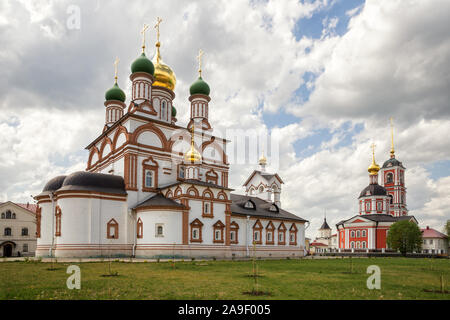 Neu gebauten Kirchen alten Trinity-Varnitsky Kloster. Trinity Cathedral mit Glockenturm (rot) und St. Sergius von radonezh Kathedrale (weiß). Stockfoto