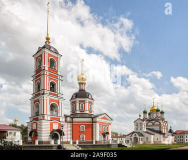 Zuvor zerstörte Kirchen alten Trinity-Varnitsky Kloster wurden wieder aufgebaut. Trinity Cathedral mit Glockenturm (rot) und St. Sergius von Radonezh Stockfoto