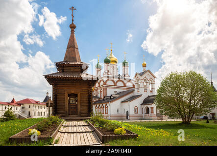 Hölzerne Kapelle von St. Sergius von radonezh vor der Kathedrale von St. Sergius von radonezh in der Trinity-Varnitsky Kloster. Dorf Varnitsa, Stockfoto