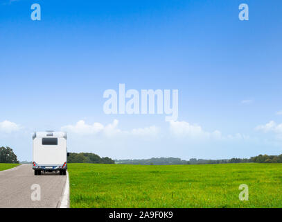 Reisemobil auf der Autobahn Stockfoto