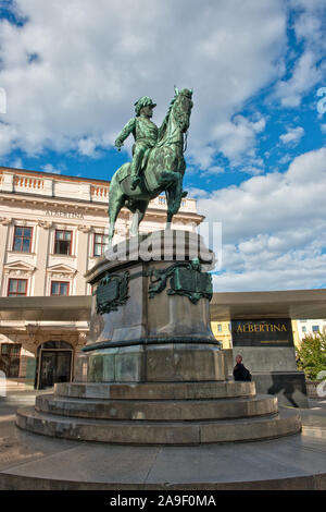 Statue des Erzherzogs Albrecht (Herzog von Teschen) vor Eintritt in die Albertina Museum und Kunstgalerie. Wien Stockfoto