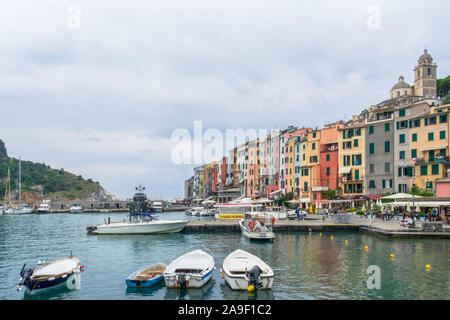 Die Kirche von San Lorenzo und farbenfrohe Gebäude von Porto Venere, La Spezia, Italien Stockfoto