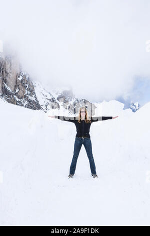 Frau im Schnee Stockfoto