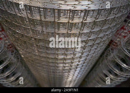 Rollen aus Eisen Gitter verwenden für Beton in Baustelle verstärken. Metallgitter in Rollen. Stockfoto